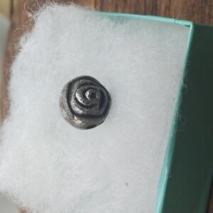 Silver rose charm‎